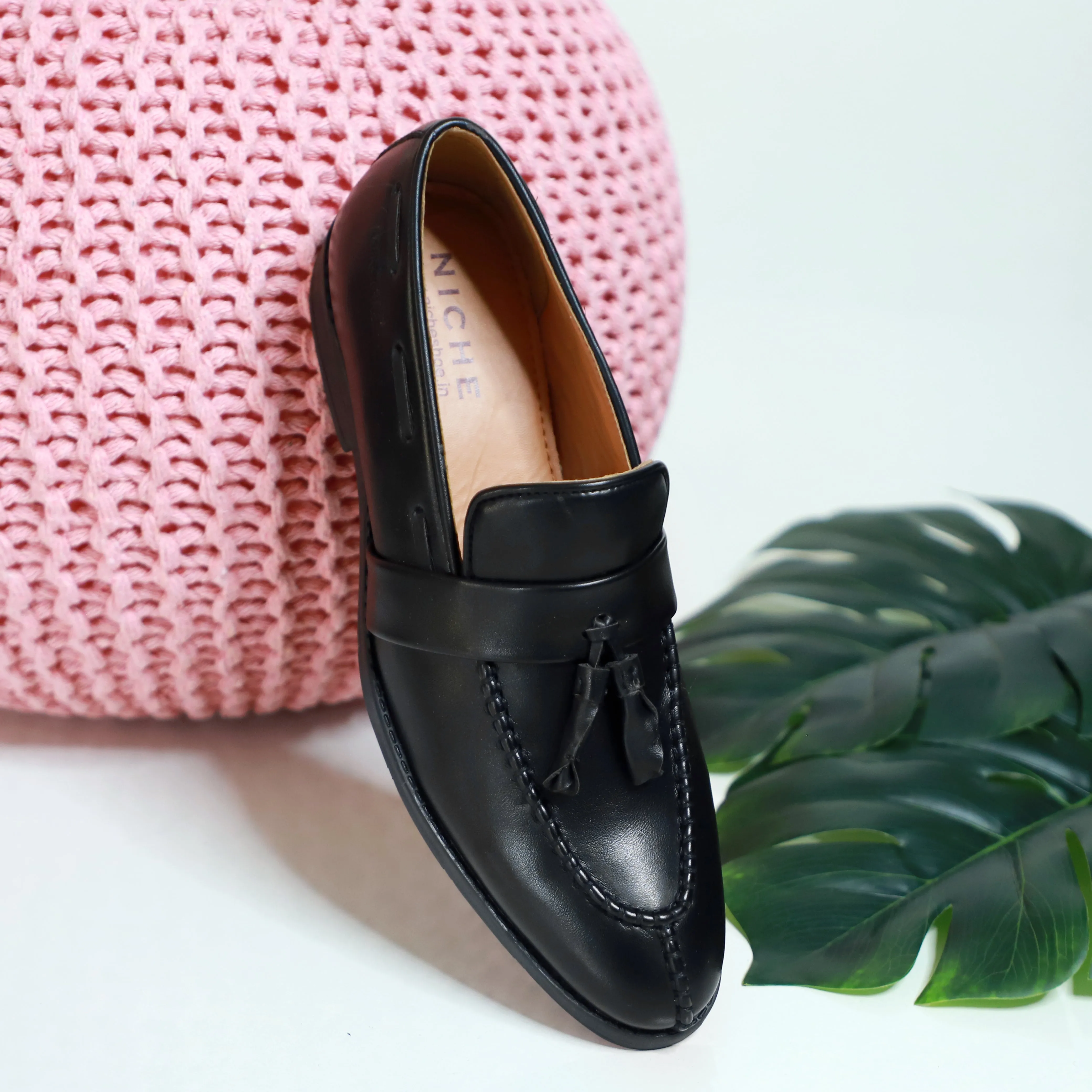 NICHE Peru Black Asthetic Tassel Loafer