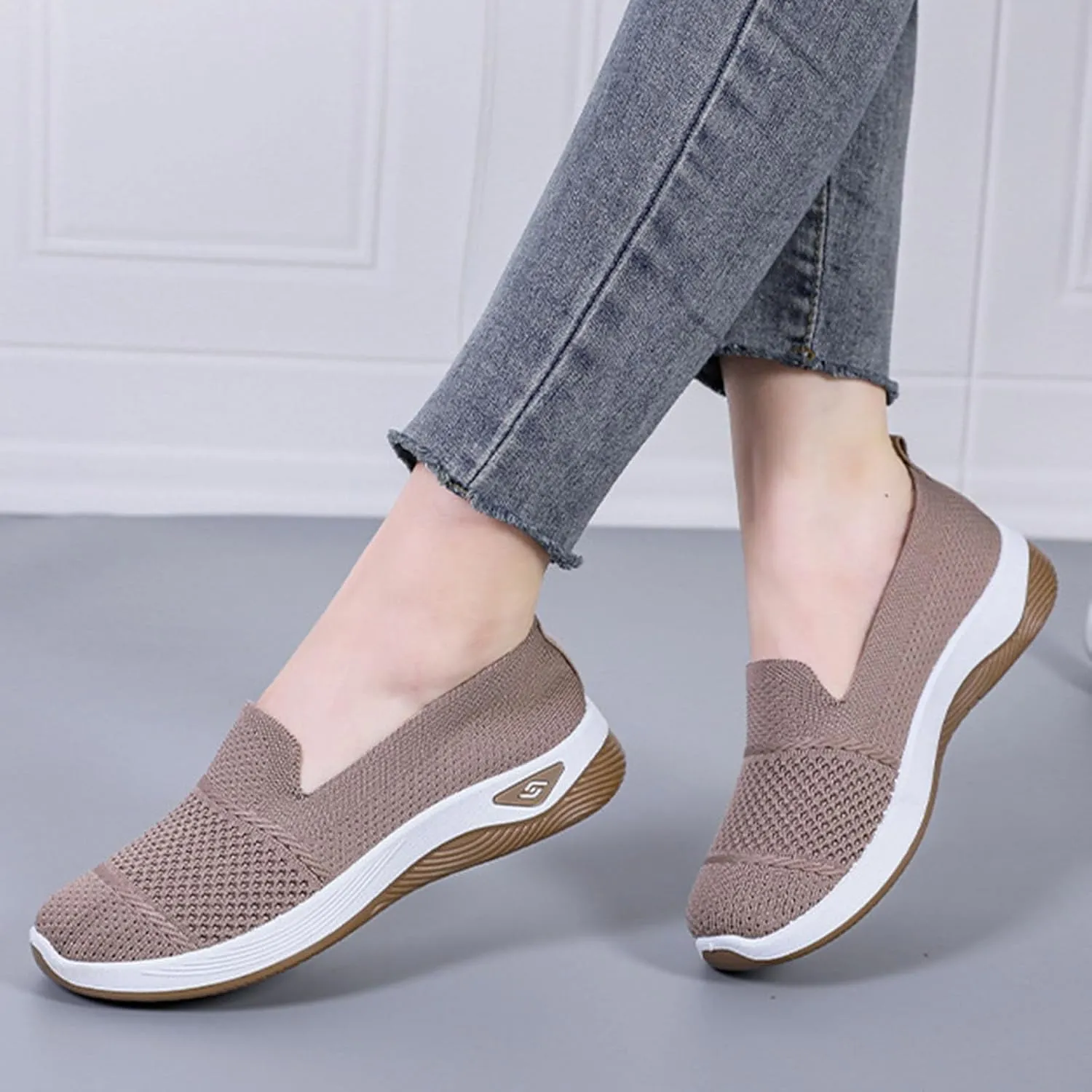 Women's Slip-On Athletic Shoes with Knitted Arch Support Breathable Mesh Tennis Sneakers for Walking Gym Workouts Soft Sole Non-Slip Casual Shoes
